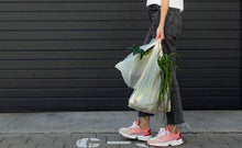 Cargar imagen en el visor de la galería, Bolsa Camiseta Compostable 55x28x20cm (alto x ancho x fuelle), 100 unid/rollo