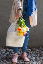 Cargar imagen en el visor de la galería, Bolsa Camiseta Compostable 55x28x20cm (alto x ancho x fuelle), 100 unid/rollo