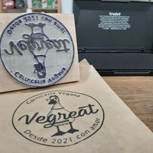 Carica l'immagine nel visualizzatore di Gallery, Timbro gigante da timbrare